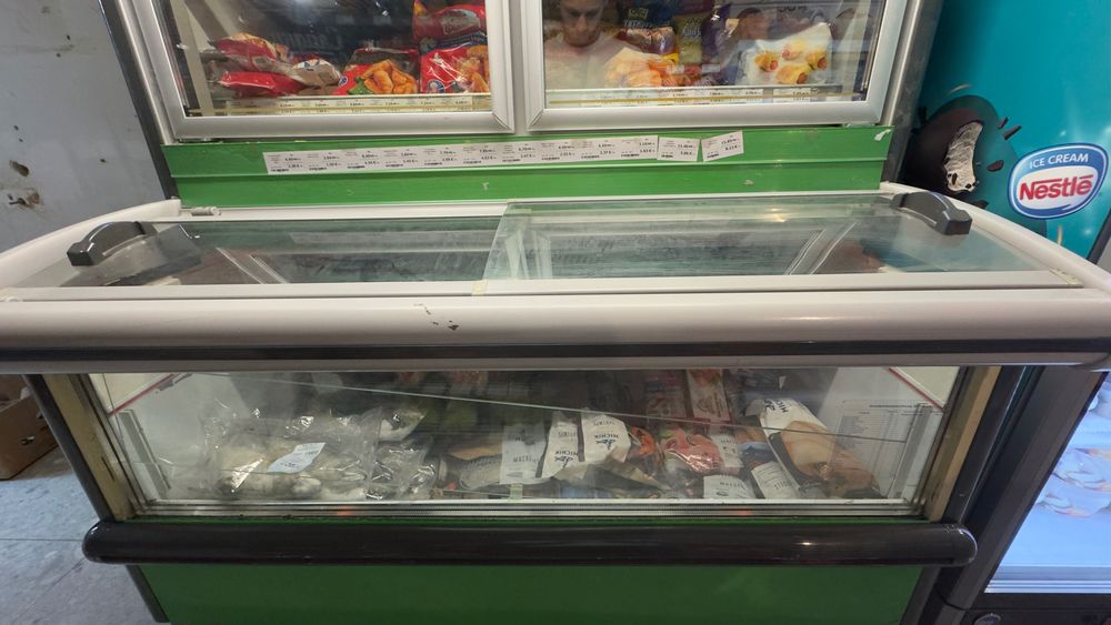 Хладилна витрина и две витрини за замразени продукти