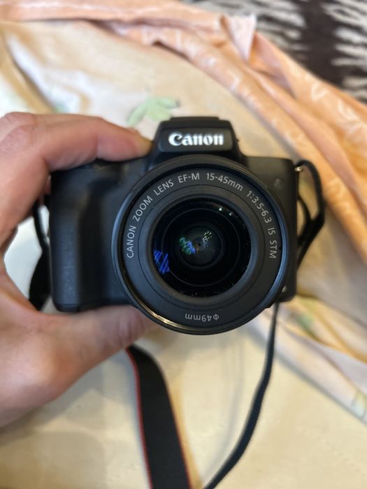 Продавам фотоапарат Сanon m50 + обектив 15-45 мм