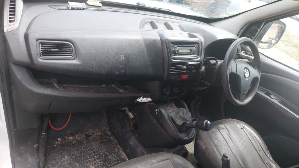 Dezmembrez Opel Combo 1.3 cdti euro 5 2013