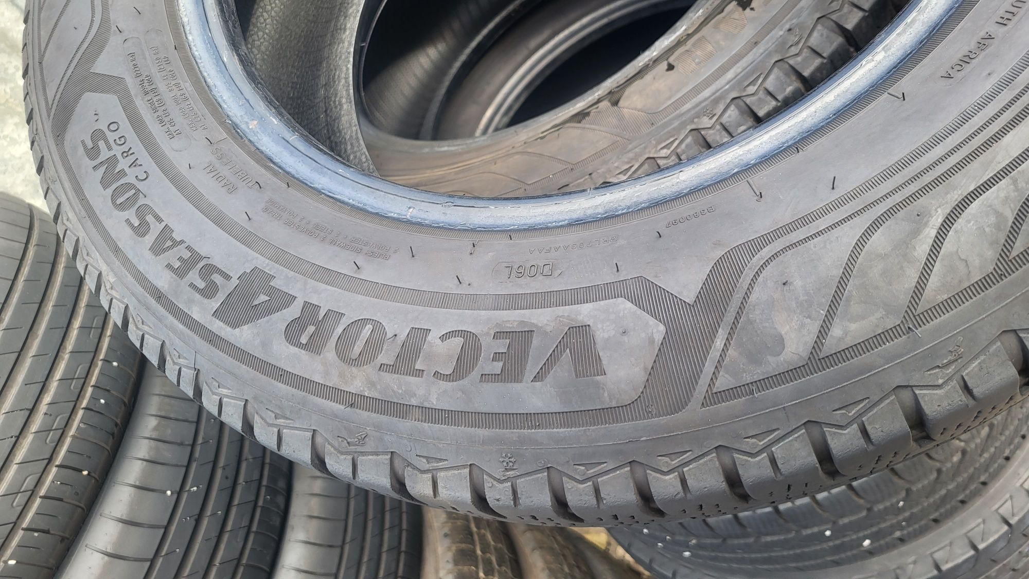 4бр. 215 65 16 С Goodyear всесезонни.