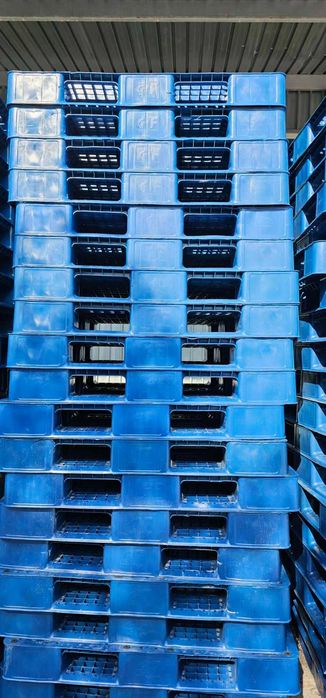 Продавам пластмасови палета.