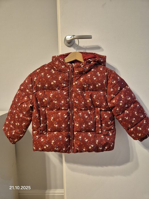 Vand geaca Tommy Hilfiger rosie, marime 104, pentru fete