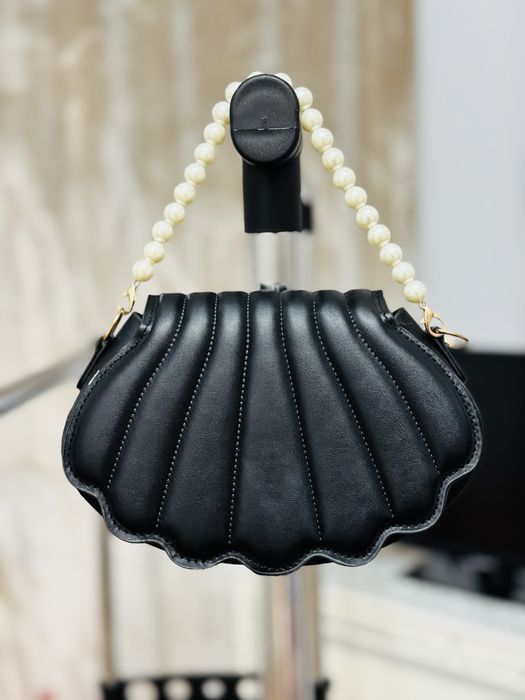 Geantă stil scoică de mână din piele de la brandul DOLCE &GABBANA
