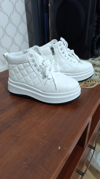 Продам зимние кроссовки.