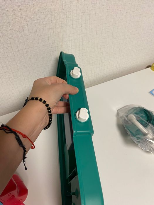 Кухня със светещи котлони, пара и мивка с течаща вода