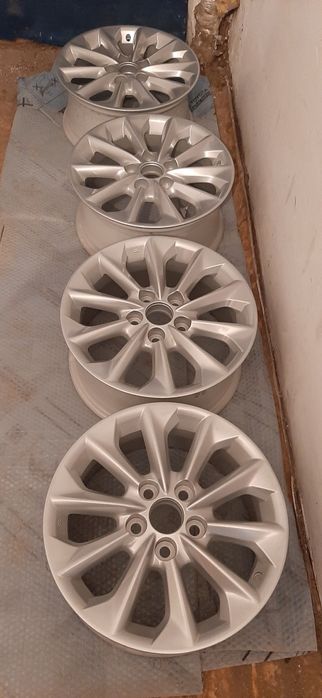 Продам комплект оригинальных дисков на Тойота Каролла 210