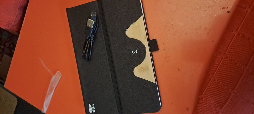 Incarcator wireless incorporat in agenda birou