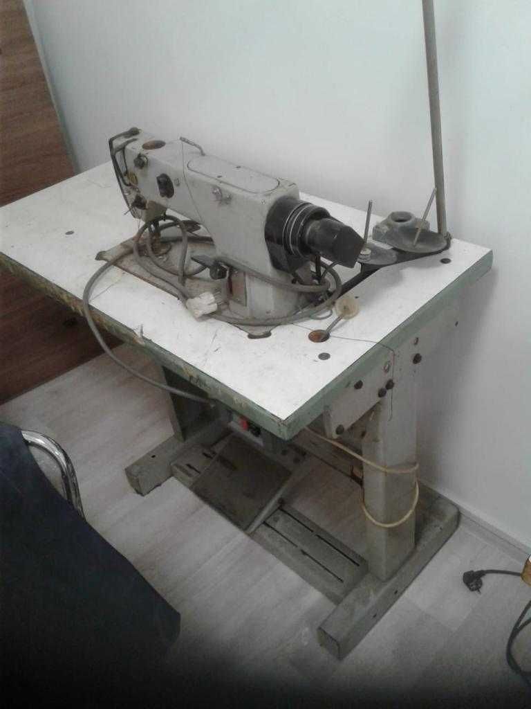 продам произв. швейную машину и 2 стола на швейную  машину с моторами