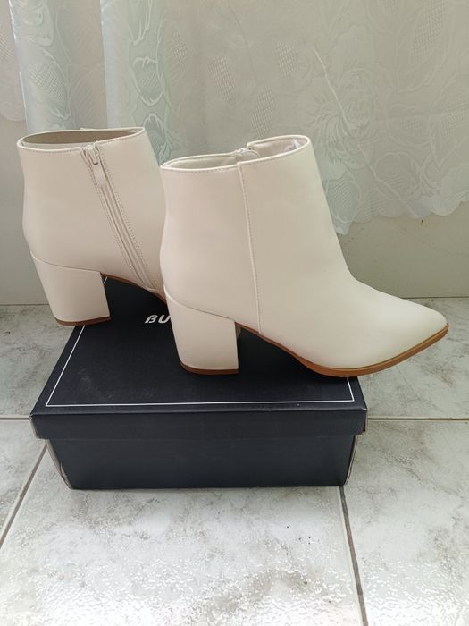 Нови бели боти на ток номер 38