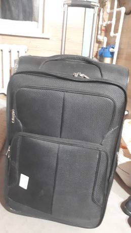 Дорожная сумка черная на колесиках с выдвижными ручками