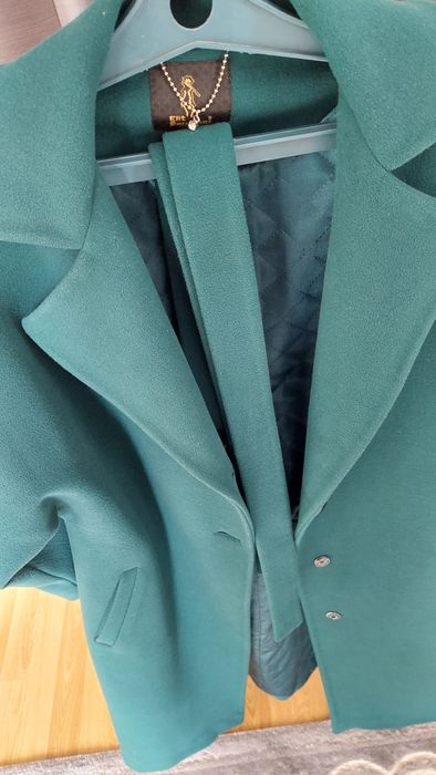 Пальто изумрудного цвета