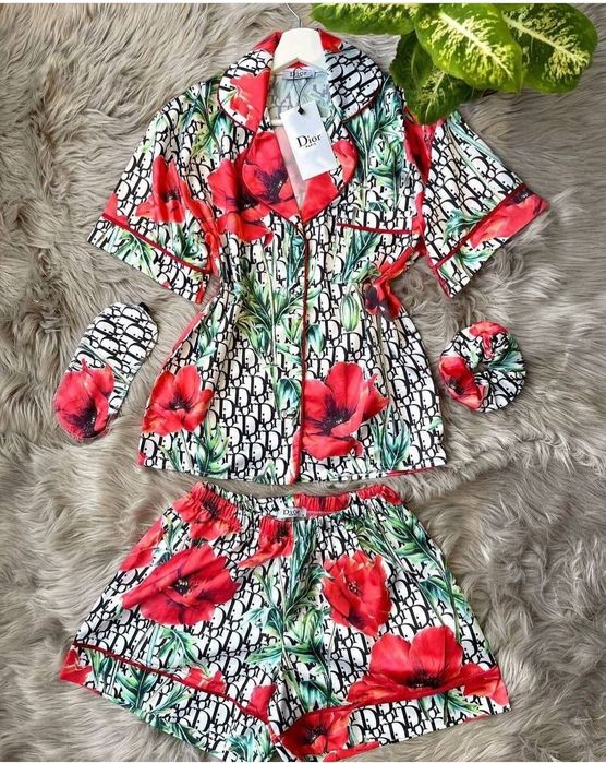 Pijamale saten. Versace. Dior Luis vuiton