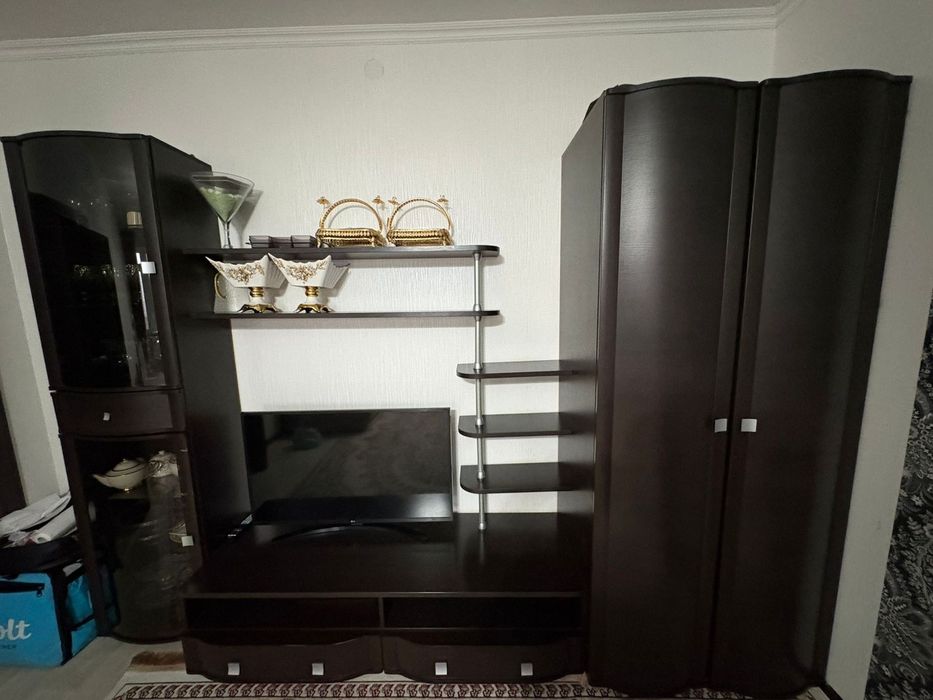 Продам стенку в гостиной ком