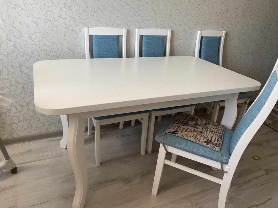 Стол со стульями