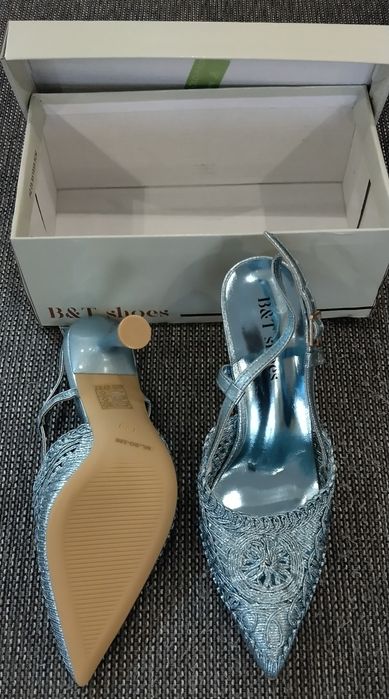 Нови лъскави обувки с ток