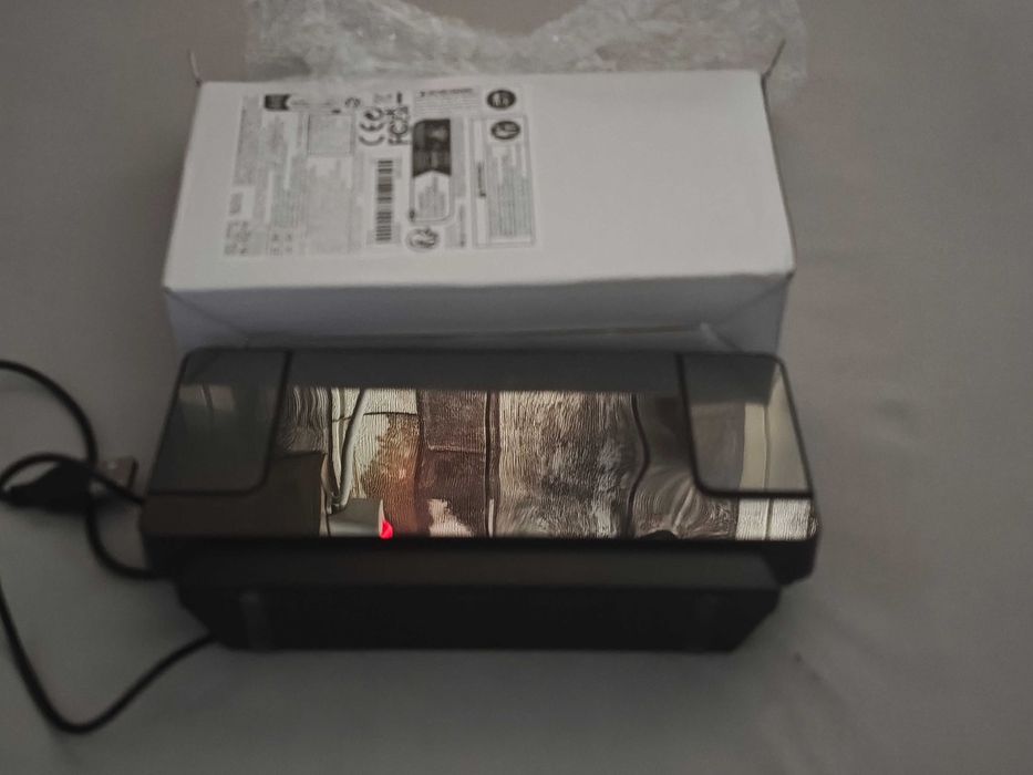 Часовник прожектиращ часа и температурата на тавана има и аларма