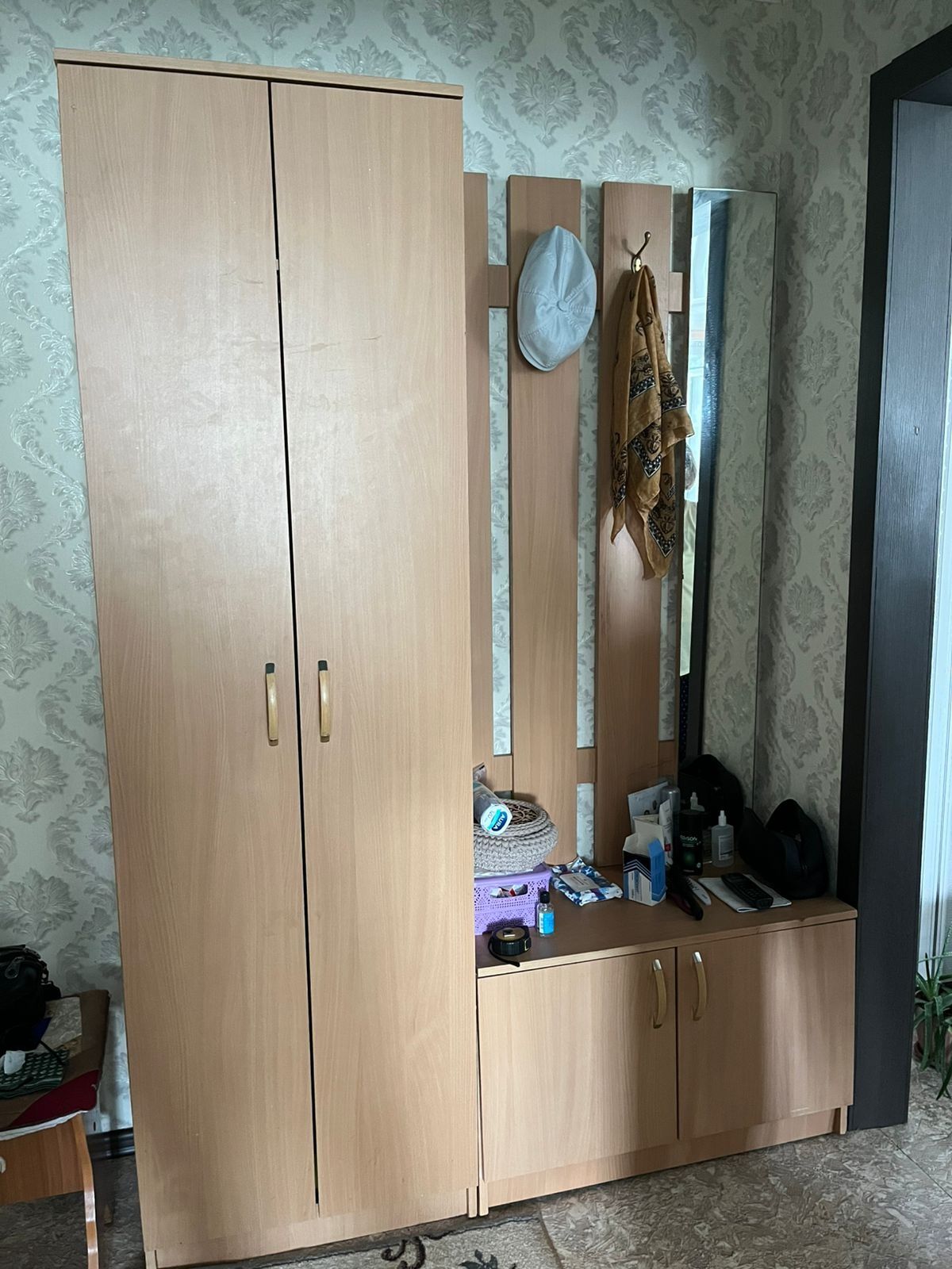 Прихожая и стол раскладной
