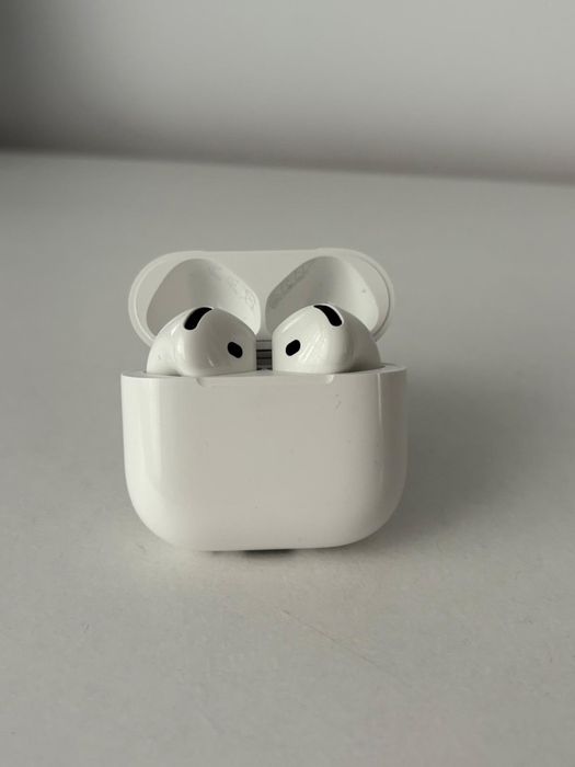 Vand AirPods 4 cu anularea activa a zgomotului