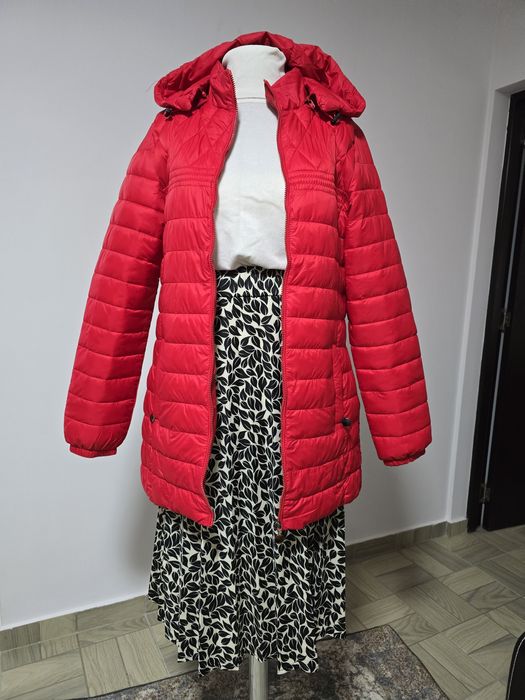 Set format din fusta plisata si pulover alb;