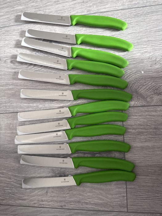 Set 12 cutite cu lama zimtata Victorinox verde