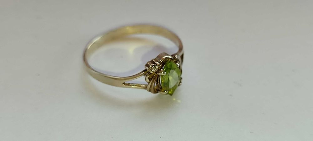 Красивое серебряное кольцо с камнем ХРИЗОЛИТ, размер 17.