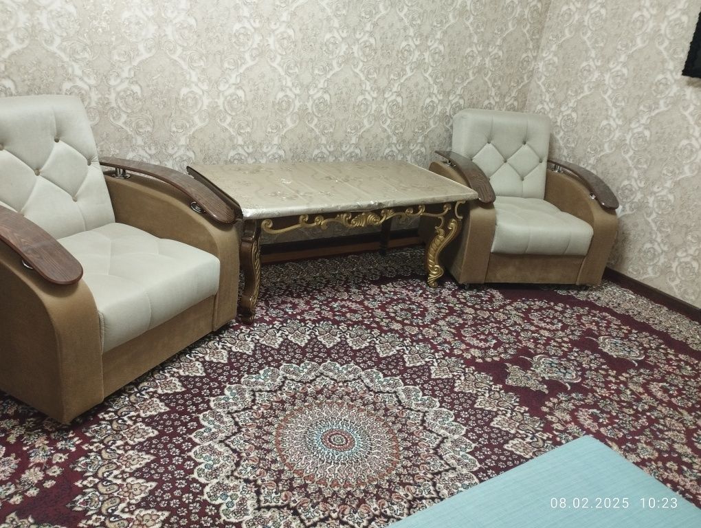 Кресло и письменный стол для гостиной