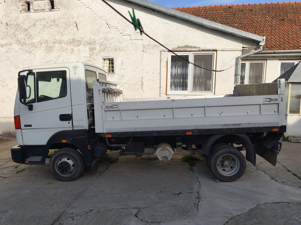 Vând autoutilitara Nissan Atleon