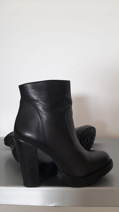 2 perechi de ghete din piele , purtate