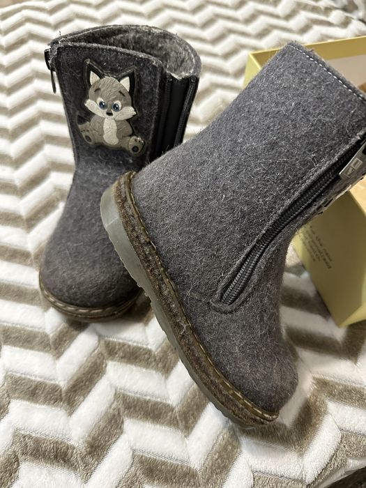 Продам зимнюю детскую обувь