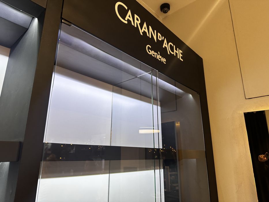 Висок клас модулна витрина с LED –– 1200 лв.