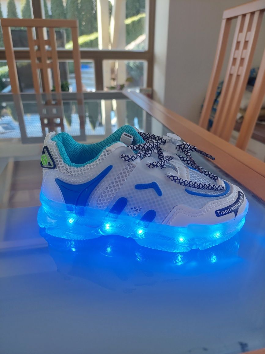 Vand pantofi noi sport cu luminite copii masura 26