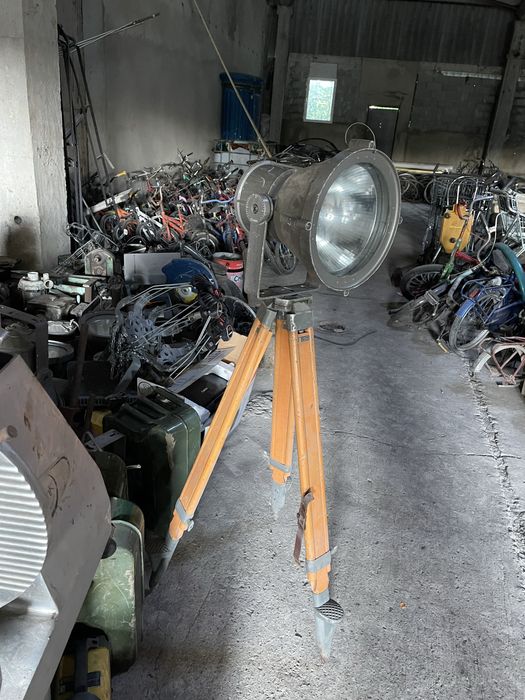 Lampadar, lampa, veioza-reflector, proiector teatru