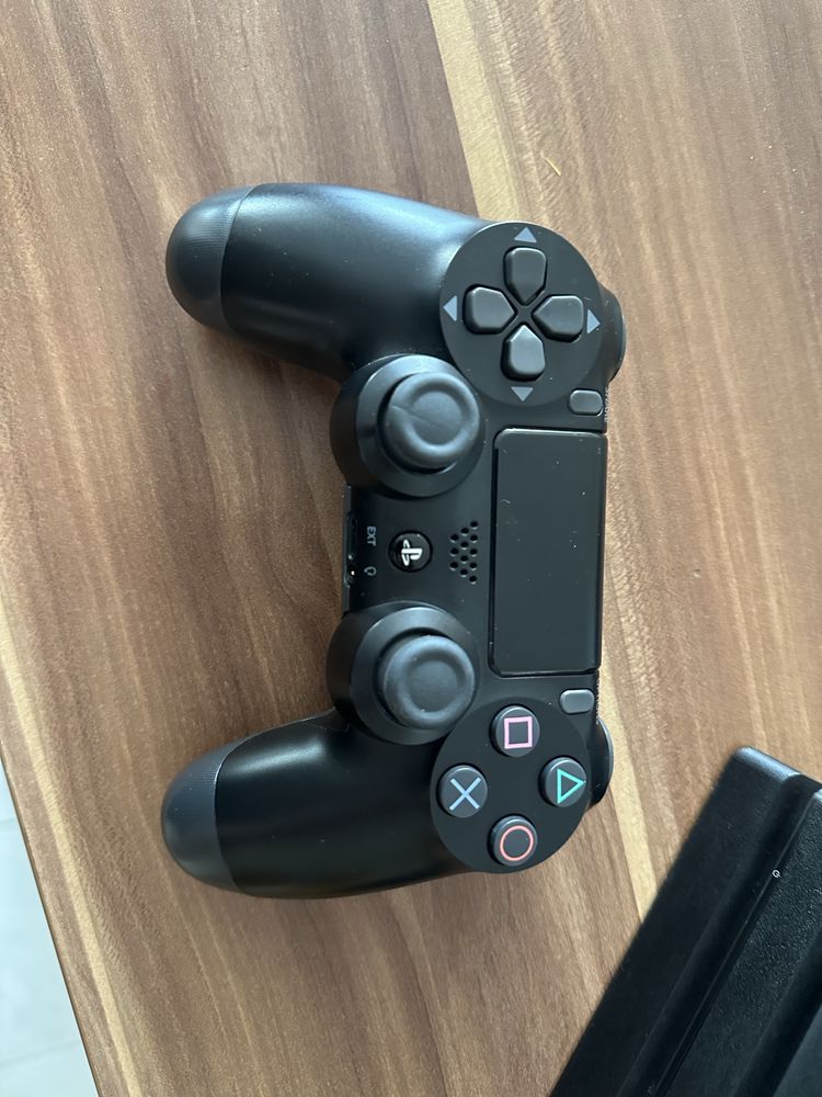PS4 Pro 1TB + Волан Logitech G29 комплект за геймъри