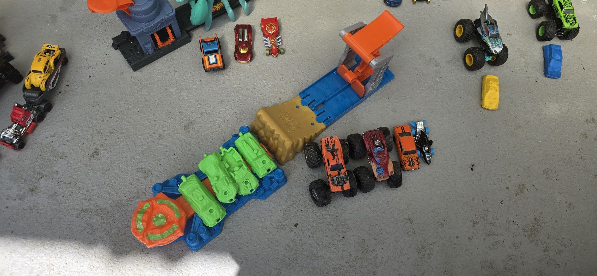 Колекция Hot Wheels – писти, чудовища и над 50 колички