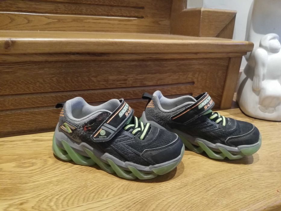 Adidasi Skechers, cu lumini, marimea29, au 18,5cm interior