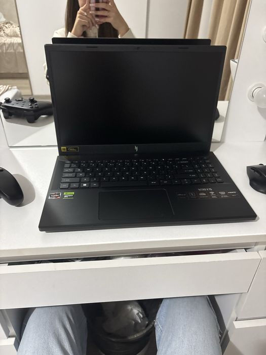 Vând laptop de gaming Acer nitro v15 care vine cu windows instalat
