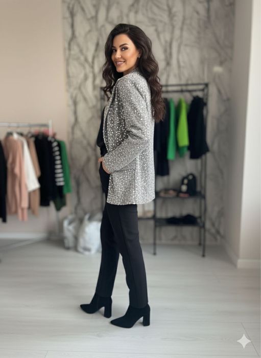 Блестящий серый пиджак