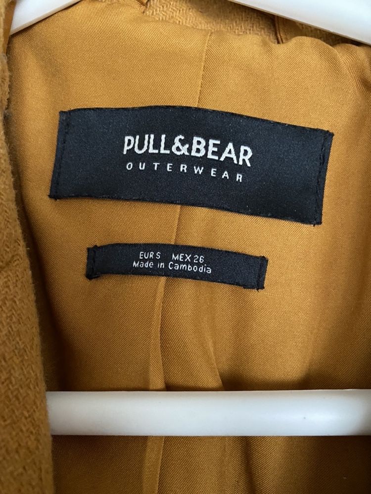 Жълто дълго палто Pull&Bear