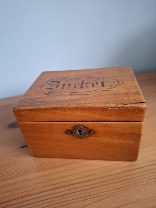 Cutie veche din lemn pentru bijuterii