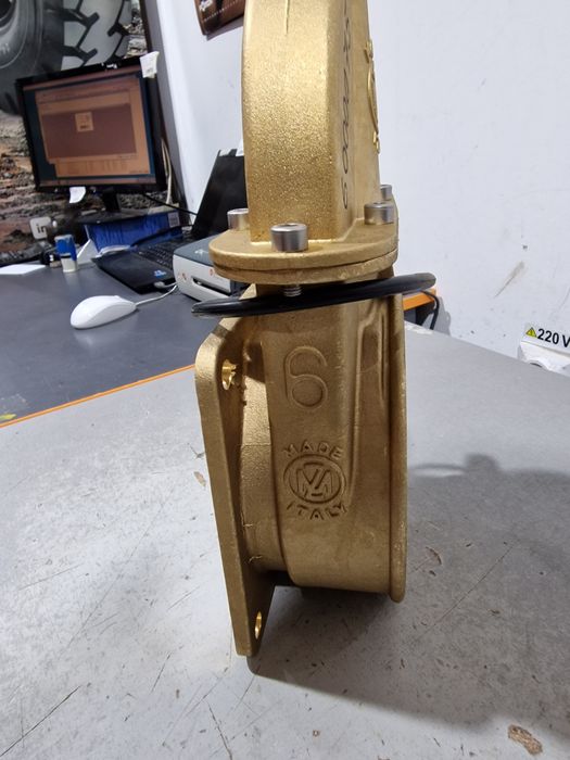 Vana robinet 6 toli împort Italia preț 1390 lei  tel 0751 56