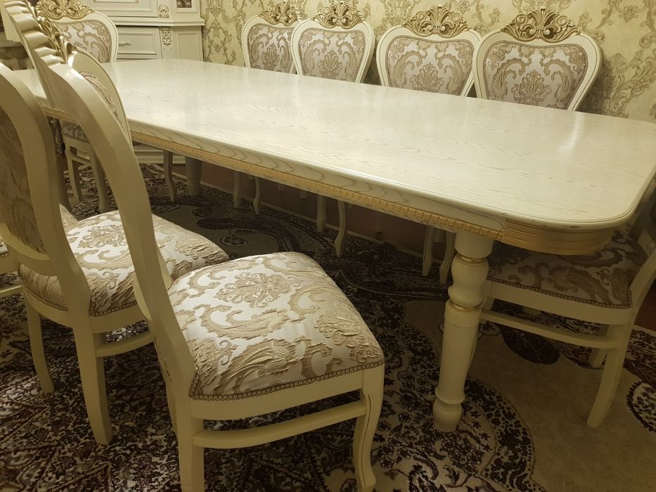 Стол стулья в зал