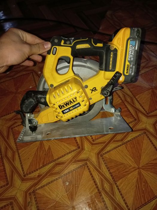 Ferestrau circular Dewalt folosit doar în curte