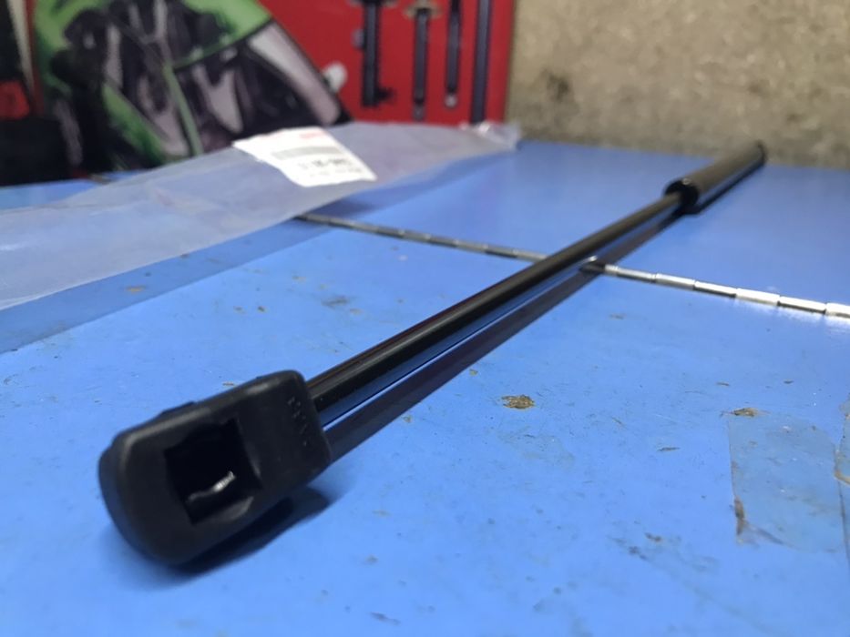 Тарсион на Капот (Амортизатор Капота) на Toyota