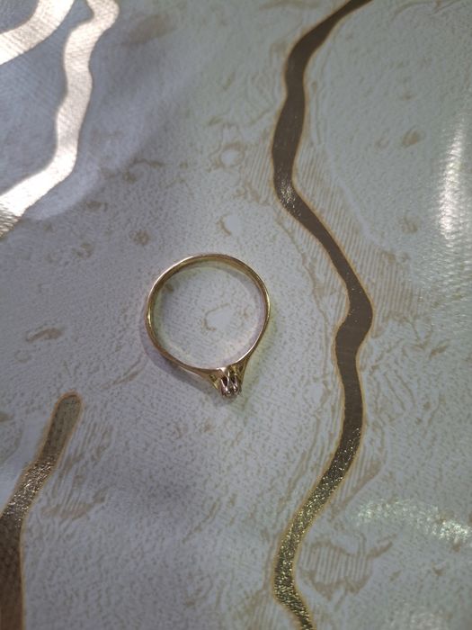 Продам золотое кольцо с бриллиантом