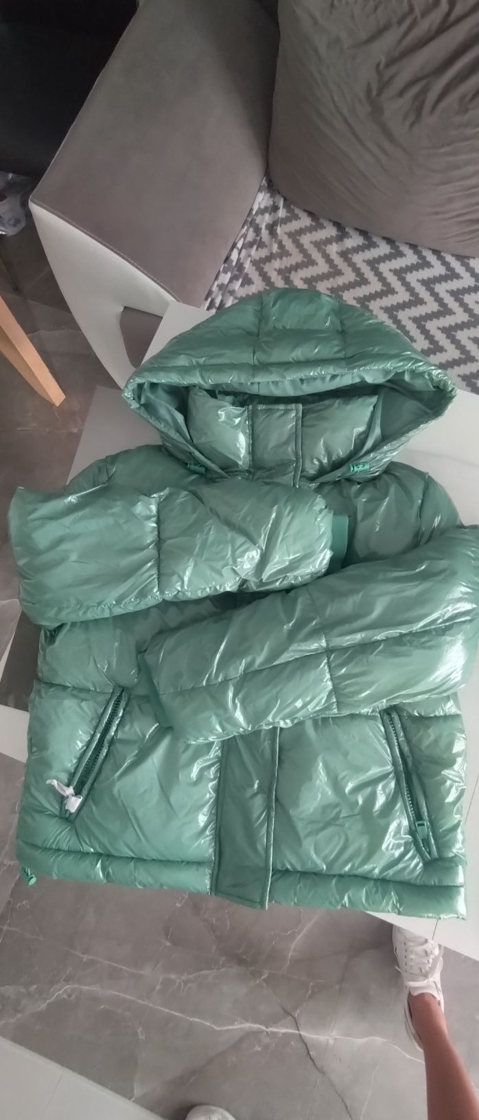 Продавам дамско яке  Guess