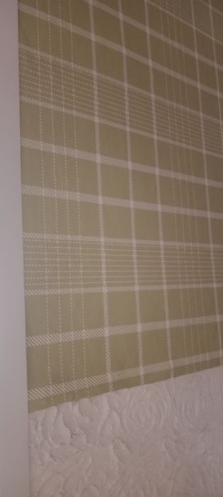 Продам обои флизелин плотные. Пять с половиной рулонов.