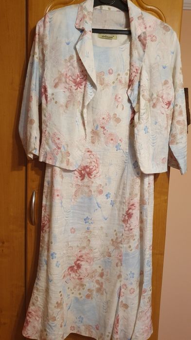 Compleu in, elegant, cu rochie midi, comod.