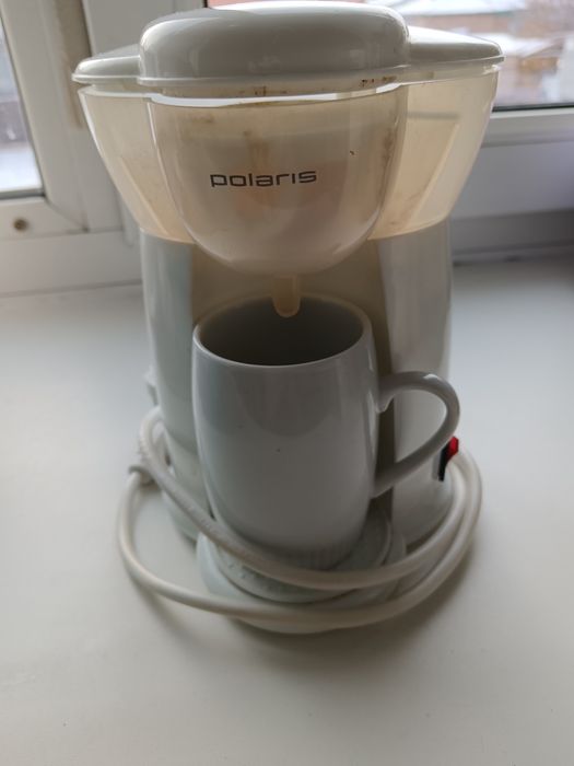 Кофеварка электрическая с чашкой фирмы Polaris, компактная,