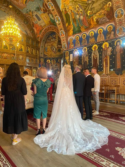 Rochie de mireasa cu trena și voal