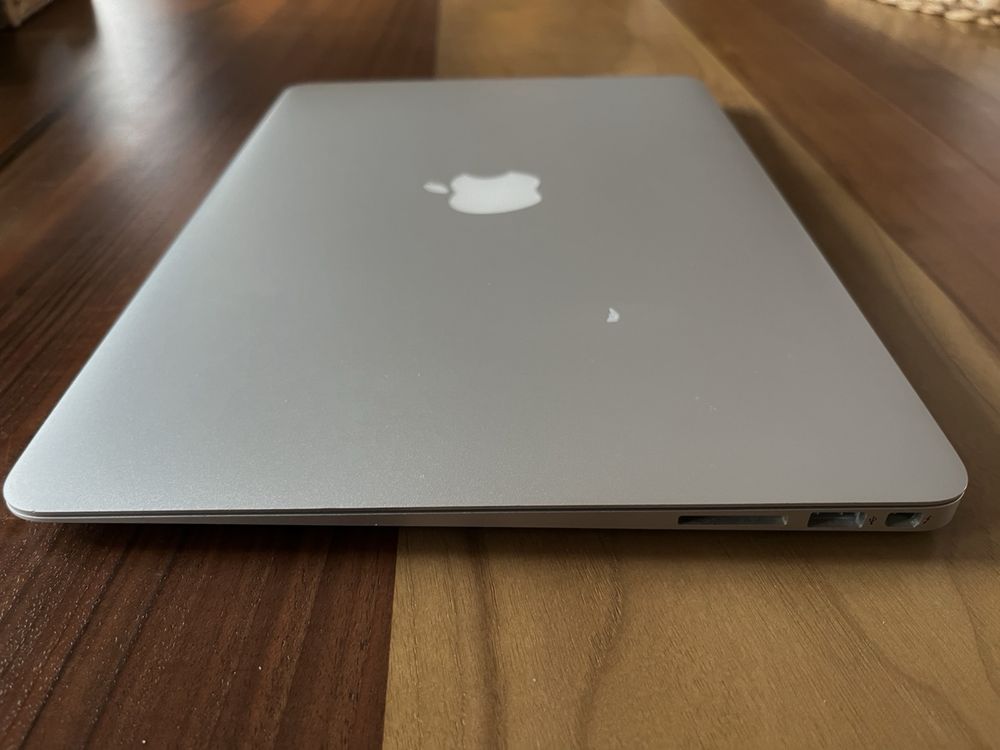 MacBook Air 13” (Mid 2011) — с чисто нова батерия + зарядно + кутия